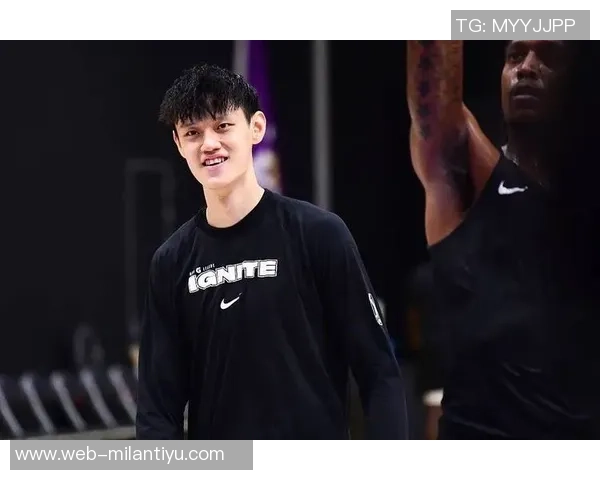 曾凡博亮相澳门布鲁克林篮网全队正式抵达开启新征程