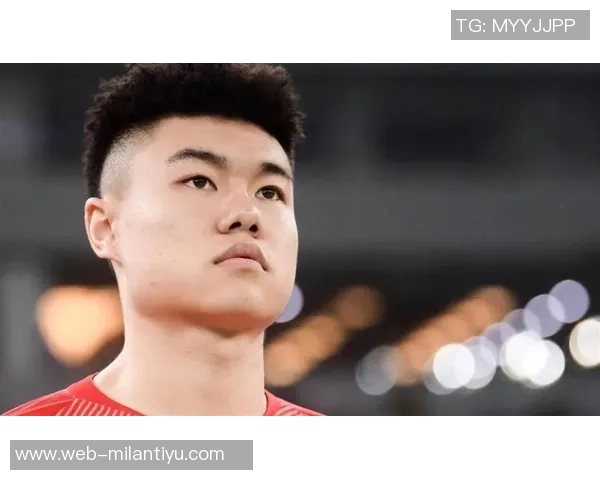 媒体人解读杨立瑜竖大拇指事件背后的真实情感与球迷互动的误解